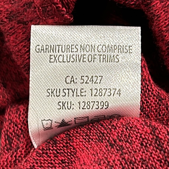 2 Dye 4 Size 3x red top with beautiful accent buttons - Picture 4 of 10